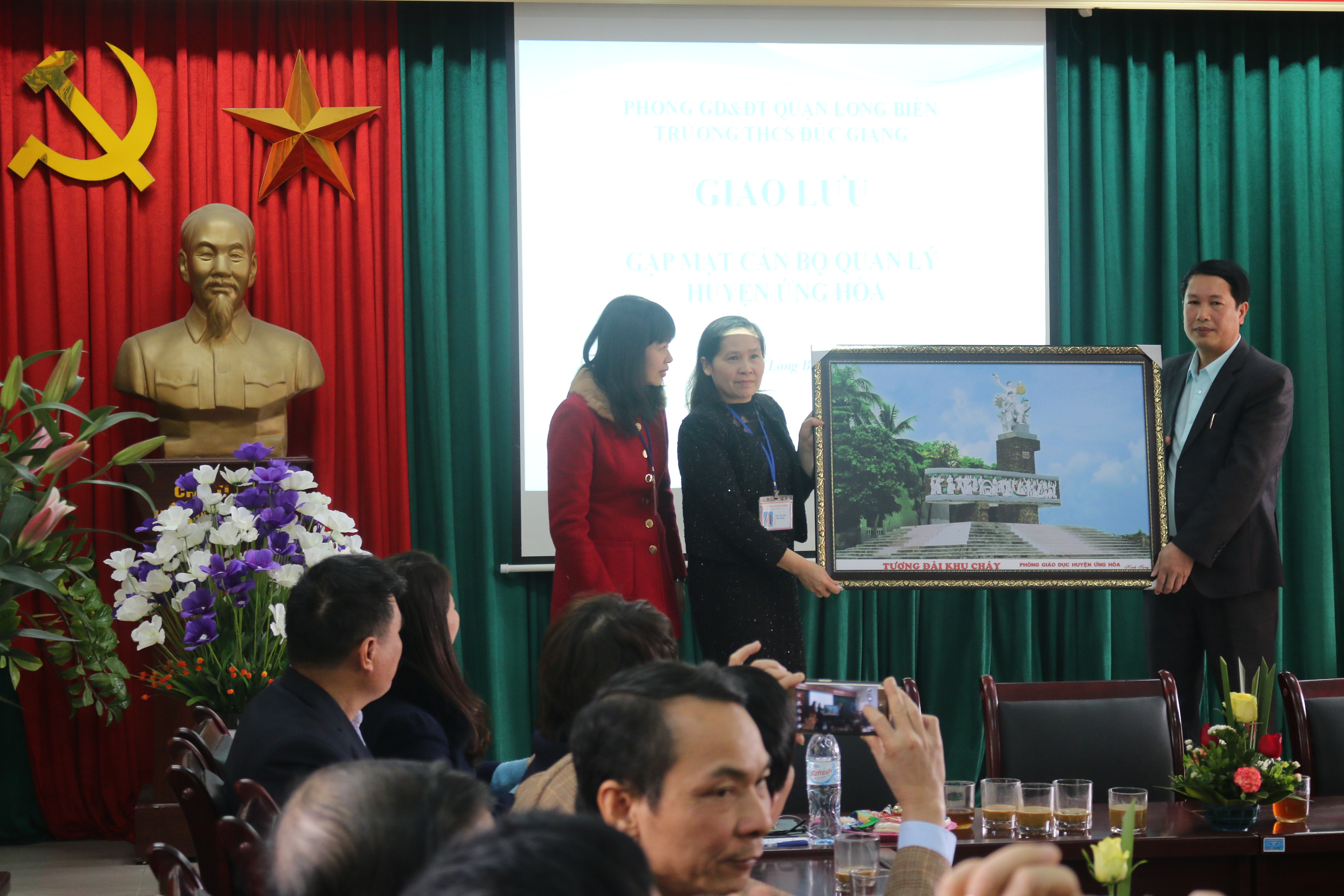 PGD huyện Ứng Hòa trao quà cho trường THCS Đức Giang.JPG